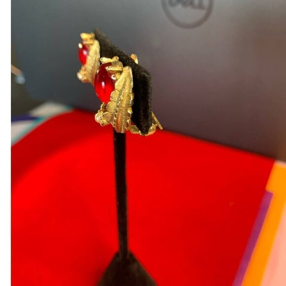 Stunning Red resin Cabochon earrings set in a matte Gold plate design, Vintage - Picture 4 of 5